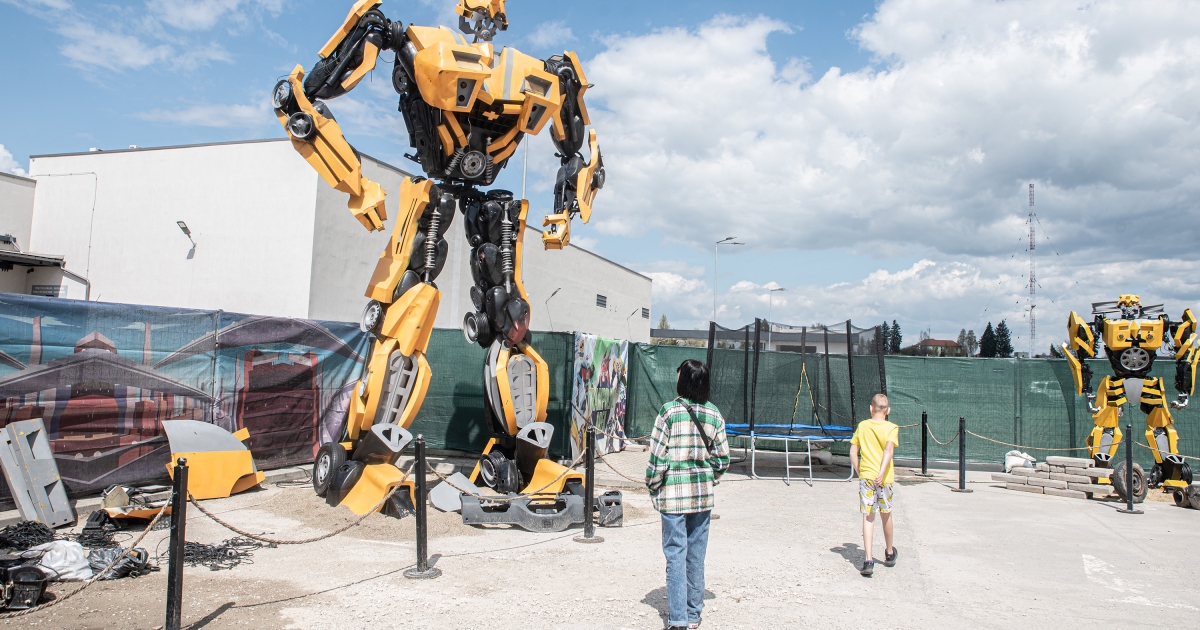 Nyolcméteres robotóriások lepték el a csíkszeredai bevásárlóközpont parkolóját